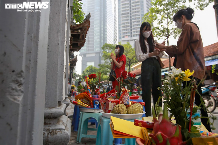 Giới trẻ Hà Nội tấp nập đến chùa Hà vái vọng cầu duyên trong ngày Rằm tháng 9 - 8