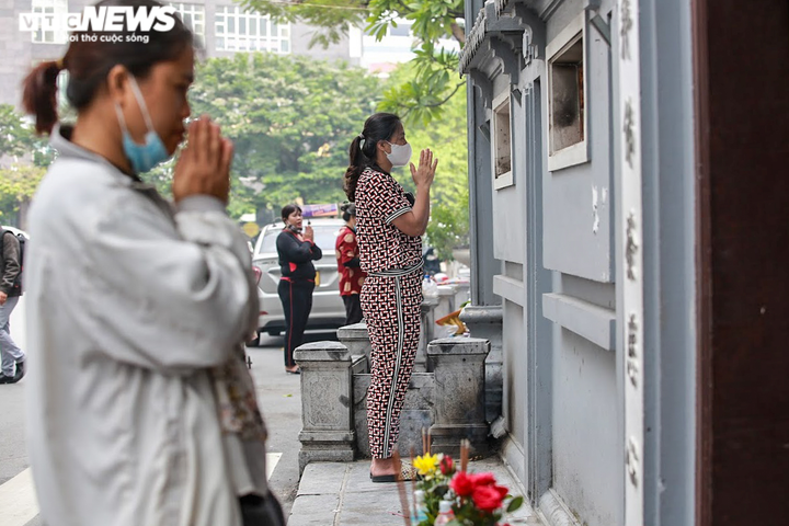 Giới trẻ Hà Nội tấp nập đến chùa Hà vái vọng cầu duyên trong ngày Rằm tháng 9 - 9