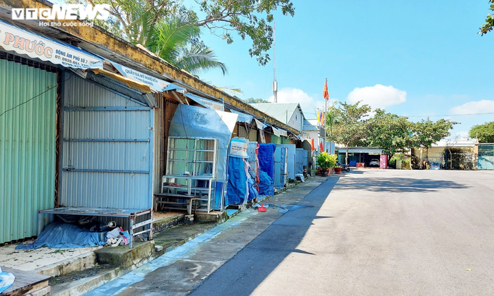 Đà Nẵng ngày đầu mở cửa du lịch: Chủ cửa hàng buồn thiu vì vắng khách - 2