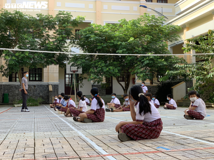 Ảnh: Ngày đầu trở lại trường của học sinh TP.HCM - 5