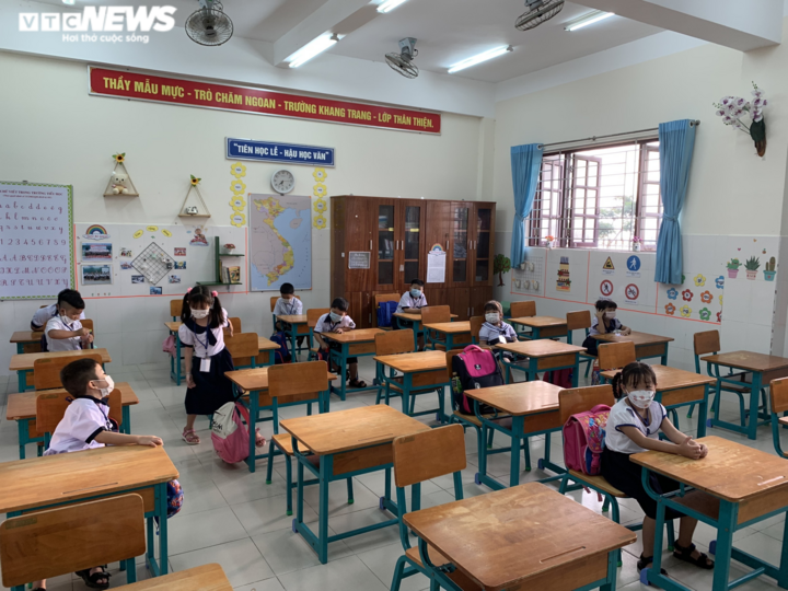 Ảnh: Ngày đầu trở lại trường của học sinh TP.HCM - 2