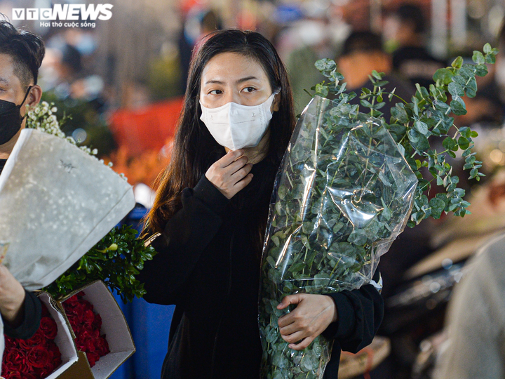 Giá hoa 20/10 tăng mạnh, khách vẫn ùn ùn đi mua giữa đêm - 10