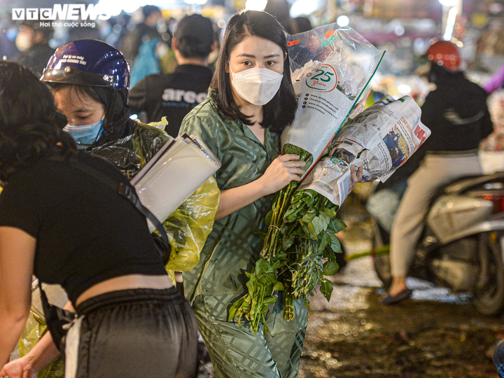 Giá hoa 20/10 tăng mạnh, khách vẫn ùn ùn đi mua giữa đêm - 11