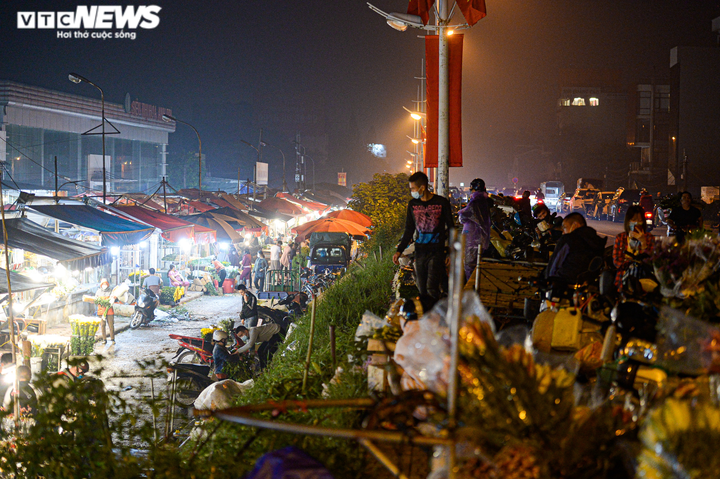 Giá hoa 20/10 tăng mạnh, khách vẫn ùn ùn đi mua giữa đêm - 13