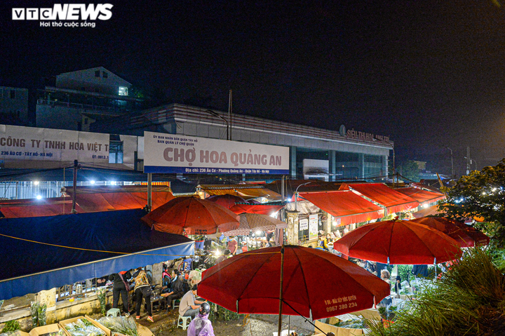 Giá hoa 20/10 tăng mạnh, khách vẫn ùn ùn đi mua giữa đêm - 1