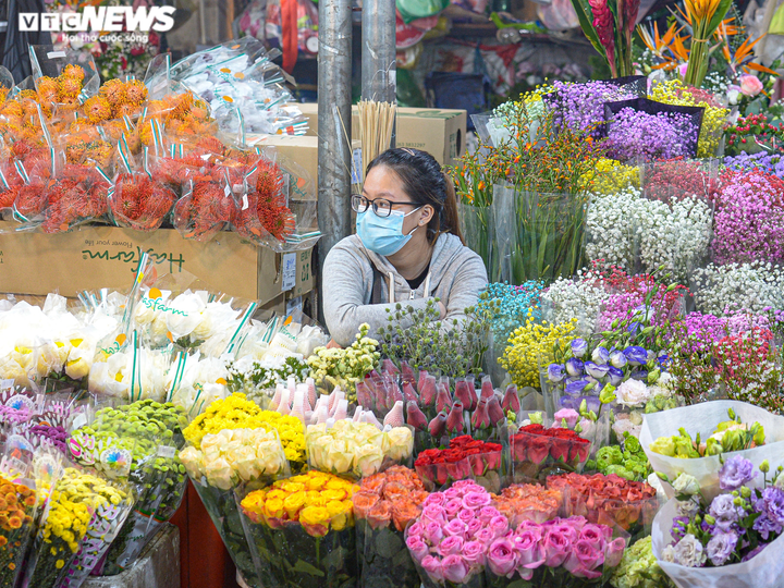 Giá hoa 20/10 tăng mạnh, khách vẫn ùn ùn đi mua giữa đêm - 14