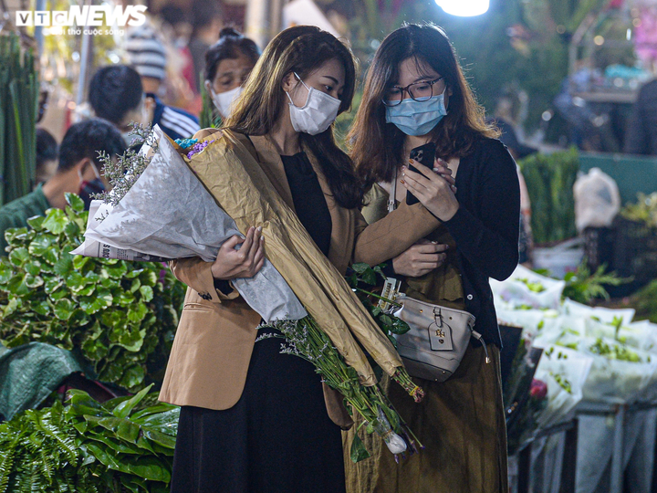 Giá hoa 20/10 tăng mạnh, khách vẫn ùn ùn đi mua giữa đêm - 8