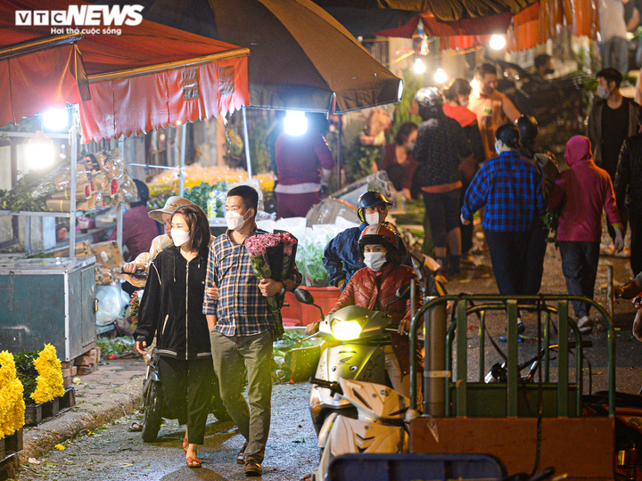 Giá hoa 20/10 tăng mạnh, khách vẫn ùn ùn đi mua giữa đêm - 9