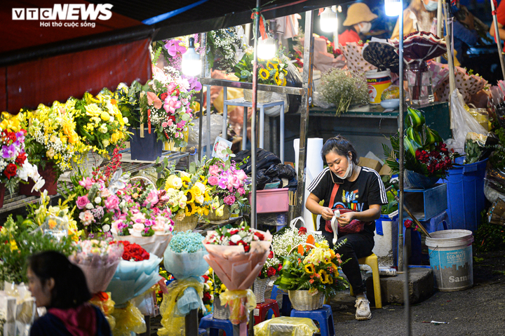 Giá hoa 20/10 tăng mạnh, khách vẫn ùn ùn đi mua giữa đêm - 4