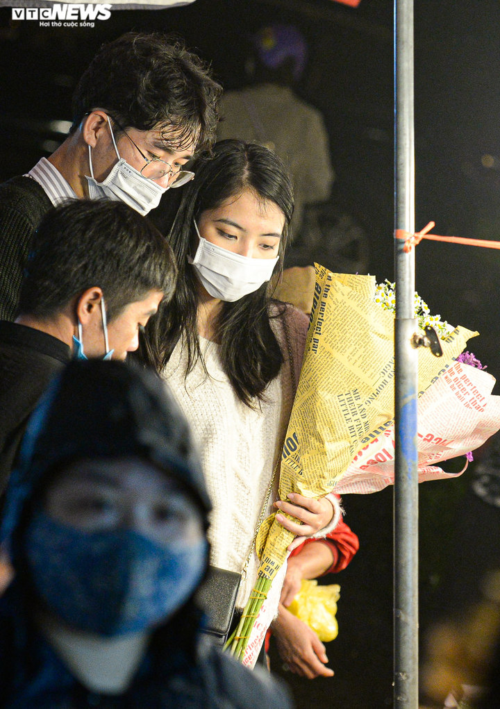 Giá hoa 20/10 tăng mạnh, khách vẫn ùn ùn đi mua giữa đêm - 7