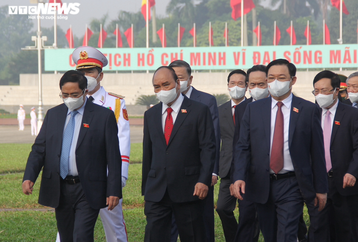 Lãnh đạo Đảng, Nhà nước và đại biểu Quốc hội vào Lăng viếng Chủ tịch Hồ Chí Minh - 6