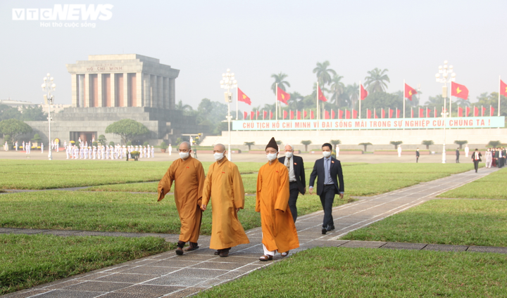Lãnh đạo Đảng, Nhà nước và đại biểu Quốc hội vào Lăng viếng Chủ tịch Hồ Chí Minh - 10