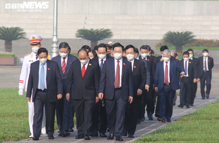 Lãnh đạo Đảng, Nhà nước và đại biểu Quốc hội vào Lăng viếng Chủ tịch Hồ Chí Minh - 5