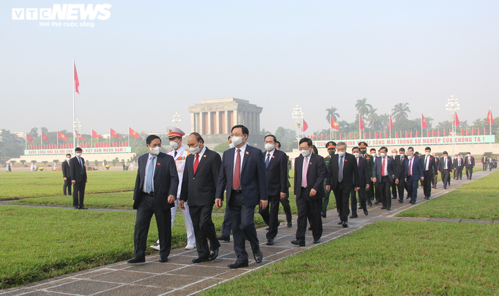 Lãnh đạo Đảng, Nhà nước và đại biểu Quốc hội vào Lăng viếng Chủ tịch Hồ Chí Minh - 7