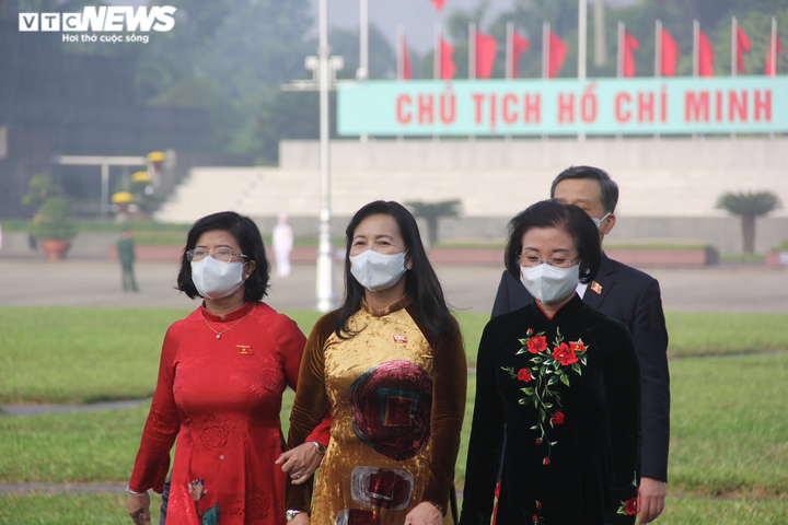 Lãnh đạo Đảng, Nhà nước và đại biểu Quốc hội vào Lăng viếng Chủ tịch Hồ Chí Minh - 9