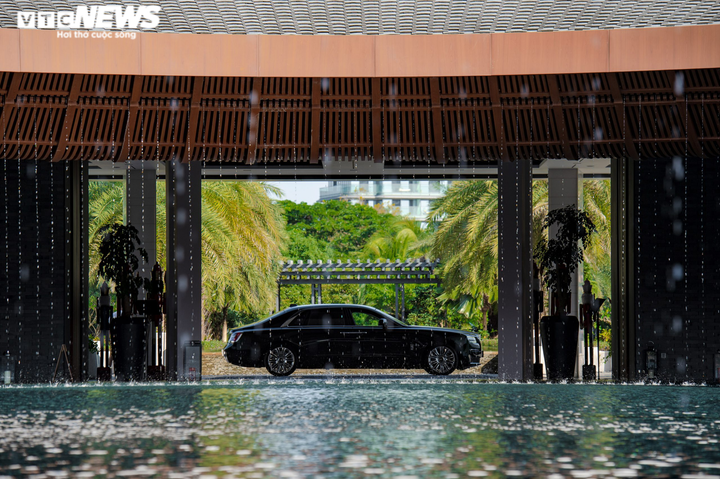 Siêu xe Rolls-Royce New Ghost và bộ ảnh chu du khắp thế giới - 2