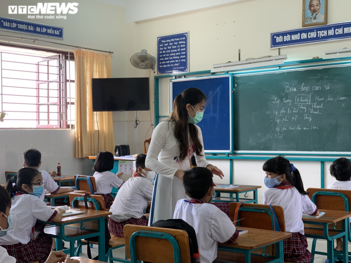 Ảnh: Ngày đầu trở lại trường của học sinh TP.HCM - 3