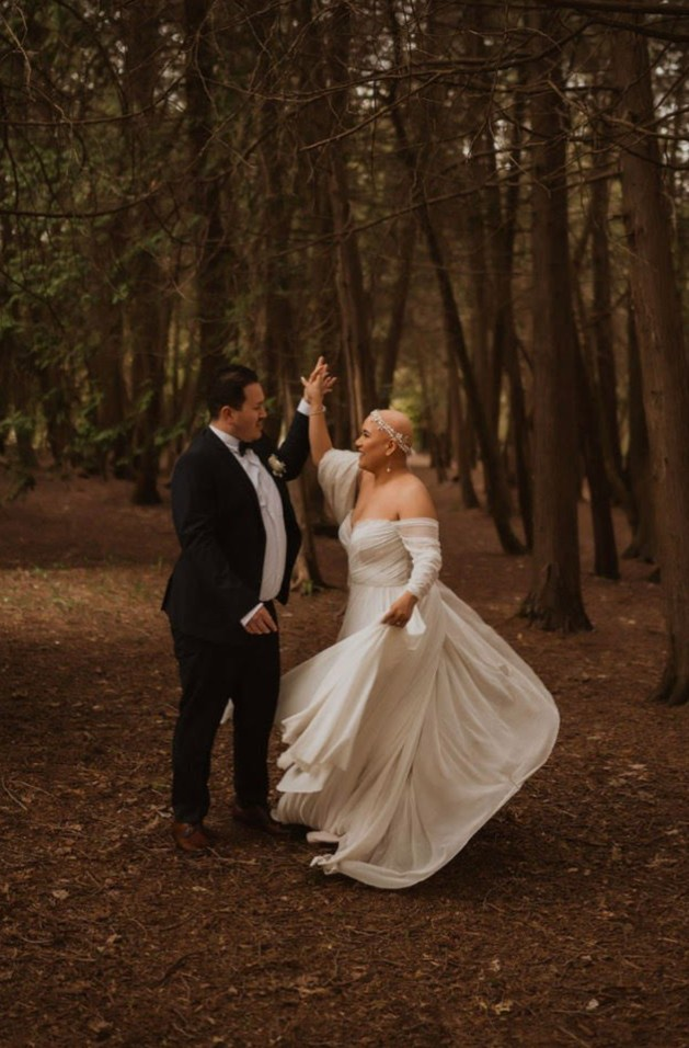 Những cô dâu dám khoe đầu trọc trong đám cưới - 3