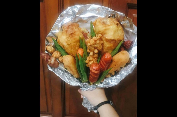 Cười bò với các món quà 'giá trị thấp nhưng độ mặn cao' của hội thanh niên - 4