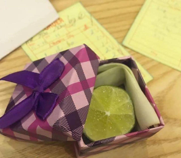 Cười bò với các món quà 'giá trị thấp nhưng độ mặn cao' của hội thanh niên - 9