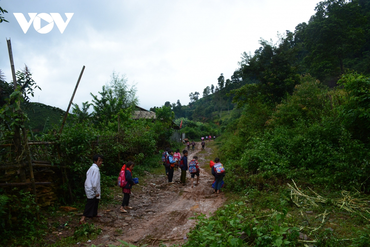 Học sinh mẫu giáo ở Thanh Hóa ngày ngày đi bộ 6 km đến trường - 2