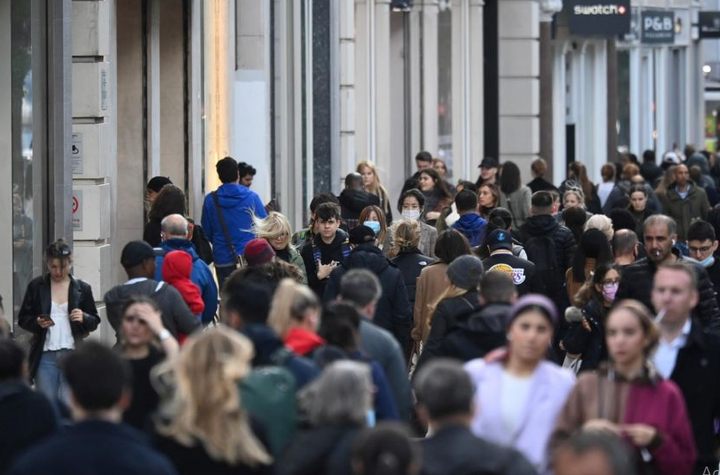 Cảnh báo 100.000 ca COVID-19 mỗi ngày, Anh quyết không siết phòng dịch - 1