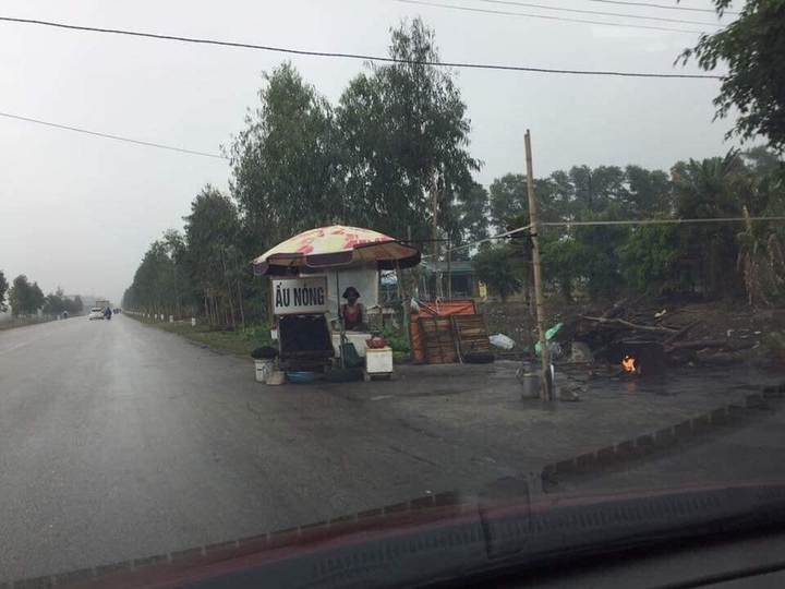 Cô bán hàng ‘trầm lặng’ giữa xa lộ gây chú ý, lại gần mới tá hỏa biết sự thật - 1