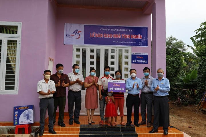 PC Đắk Lắk: Bàn giao 2 căn nhà tình nghĩa tại huyện Cư Kuin - 1