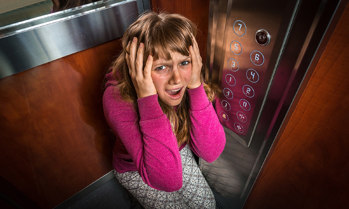 Bị kẹt trong thang máy, làm thế nào để thoát hiểm? - 1