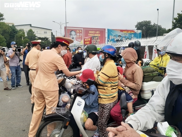 Số lao động đang làm việc tại TP.HCM và 3 tỉnh giáp ranh biến động thế nào? - 3