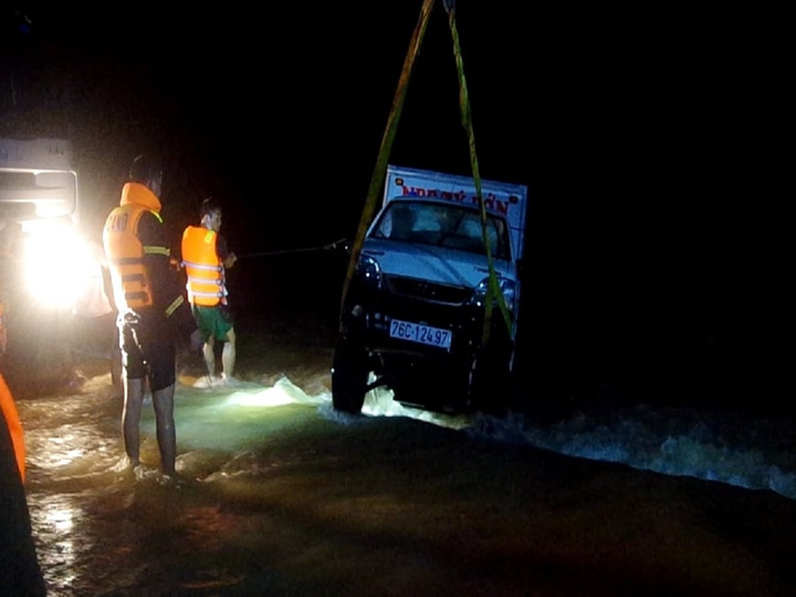 Quảng Ngãi: Ô tô qua cầu tràn bị cuốn trôi, 2 vợ chồng mất tích - 1