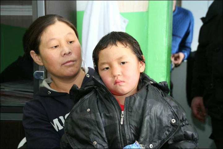 Bé 'khăn đỏ' thời hiện đại: Một mình đi 8km đường rừng đầy gấu và sói để cứu bà - 3