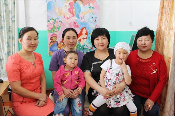 Bé 'khăn đỏ' thời hiện đại: Một mình đi 8km đường rừng đầy gấu và sói để cứu bà - 5