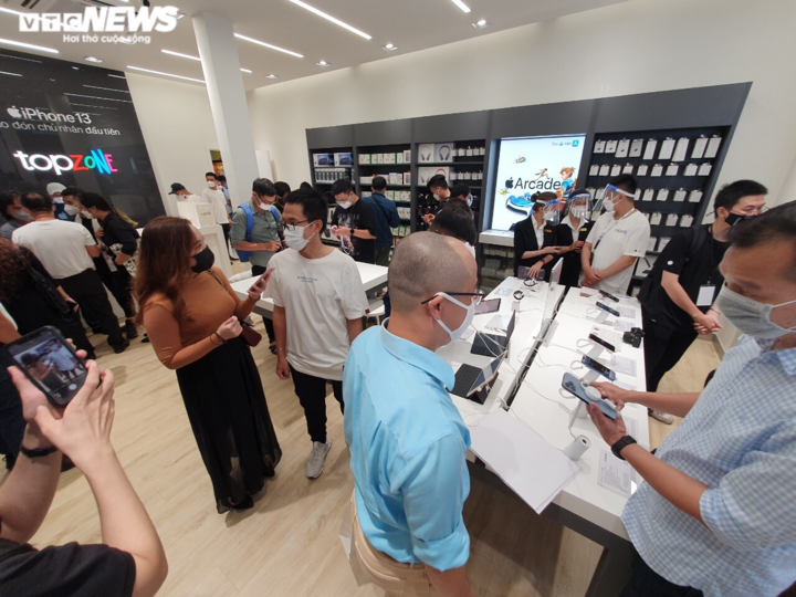 Ảnh: Xếp hàng chờ mua iPhone 13 ở TP.HCM - 3