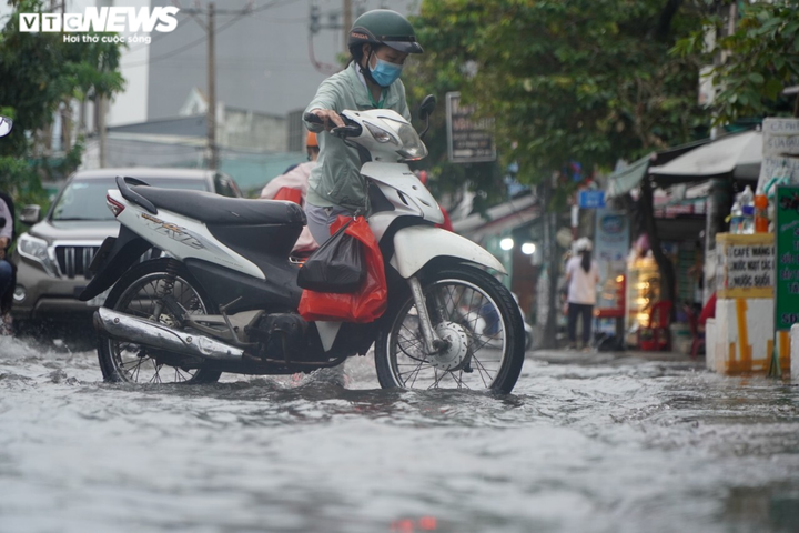 Triều cường dâng cao, người Sài Gòn phải 'rẽ sóng' về nhà sau giờ tan làm - 7