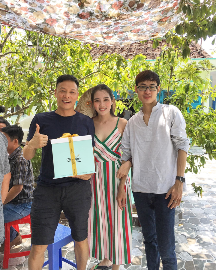 Đạo diễn 'Chuyện của Pao' sống bình lặng bên vợ kém 25 tuổi - 23