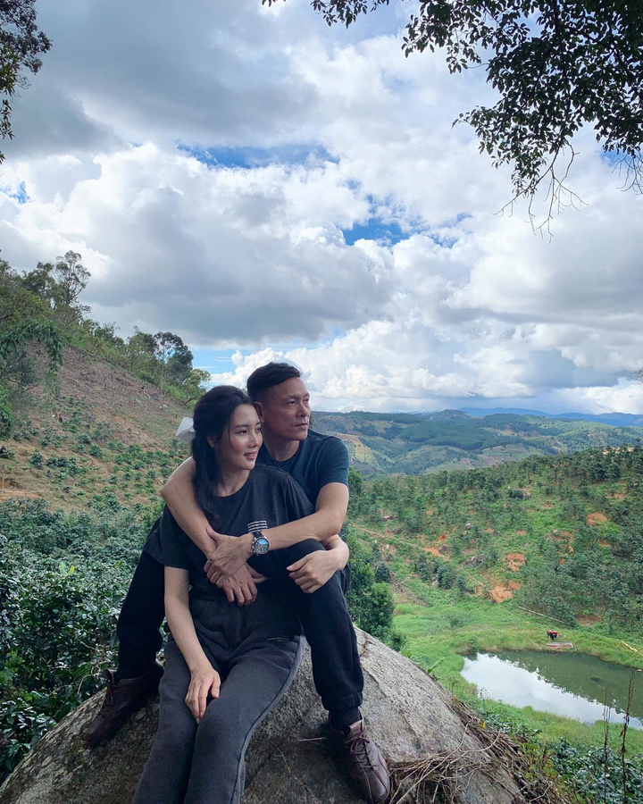 Đạo diễn 'Chuyện của Pao' sống bình lặng bên vợ kém 25 tuổi - 1