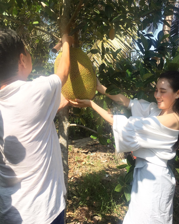 Đạo diễn 'Chuyện của Pao' sống bình lặng bên vợ kém 25 tuổi - 16