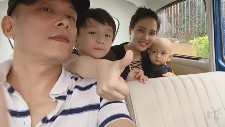 Đạo diễn 'Chuyện của Pao' sống bình lặng bên vợ kém 25 tuổi - 13