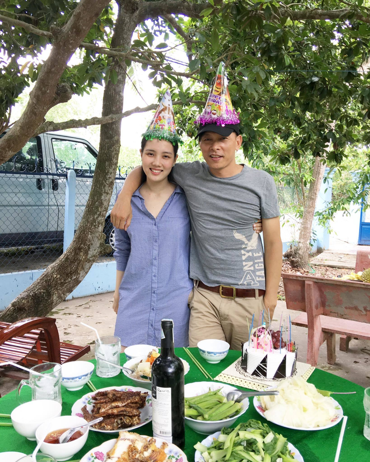 Đạo diễn 'Chuyện của Pao' sống bình lặng bên vợ kém 25 tuổi - 24