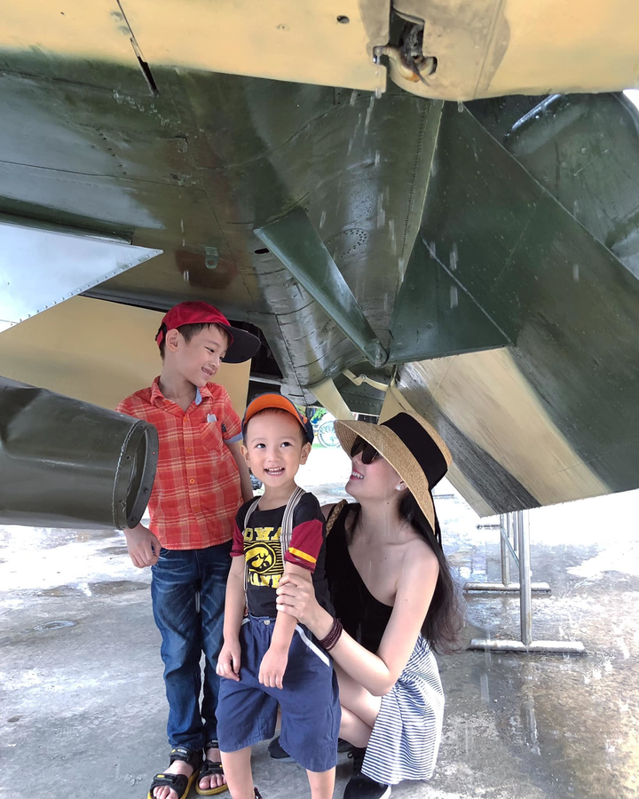 Đạo diễn 'Chuyện của Pao' sống bình lặng bên vợ kém 25 tuổi - 14