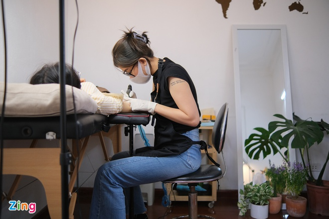Cảnh trái ngược ở tiệm xăm, xỏ khuyên hậu giãn cách - 2
