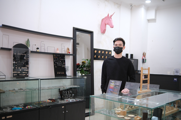 Cảnh trái ngược ở tiệm xăm, xỏ khuyên hậu giãn cách - 12