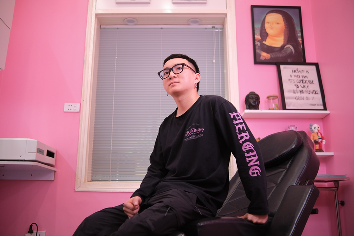 Cảnh trái ngược ở tiệm xăm, xỏ khuyên hậu giãn cách - 9