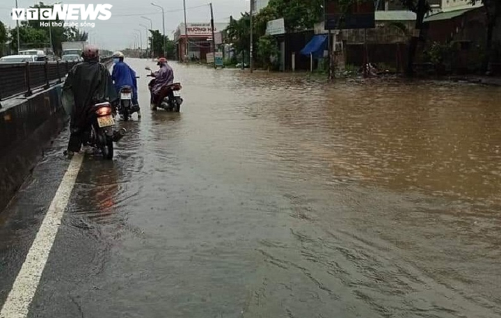 Ảnh: Mưa trắng trời, nhiều tuyến đường ở Quảng Ngãi biến thành sông - 7