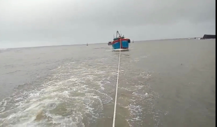 Vượt sóng to gió lớn cứu 9 ngư dân trên tàu cá bị hỏng máy, dạt vào bãi đá ngầm - 1