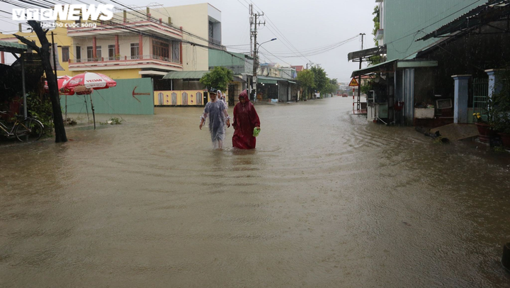 Ảnh: Quốc lộ 1A ngập sâu, người dân Quảng Nam hối hả thu dọn đồ đạc - 7