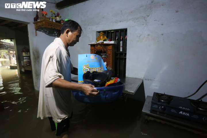 Ảnh: Quốc lộ 1A ngập sâu, người dân Quảng Nam hối hả thu dọn đồ đạc - 8