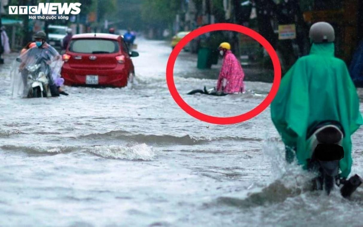 Ảnh: Mưa trắng trời, nhiều tuyến đường ở Quảng Ngãi biến thành sông - 3