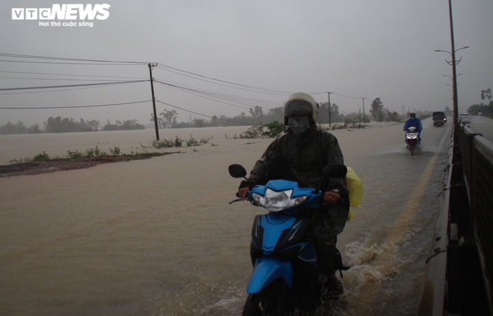 Ảnh: Quốc lộ 1A ngập sâu, người dân Quảng Nam hối hả thu dọn đồ đạc - 5